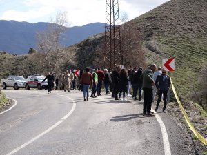 Araç Munzur Nehrine uçtu:3 genç kayıp