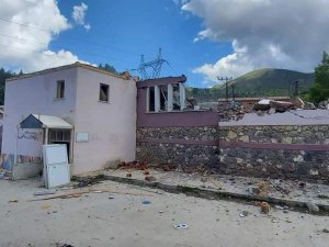Pülümür’de hasarlı kamu binalarının yıkımına başlandı