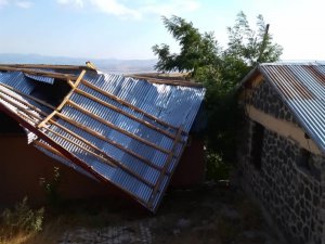 Şiddetli rüzgar evin çatısını uçurdu