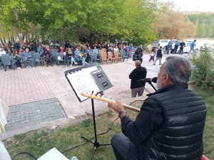 Sanatçılar, kanser hastası için destek konseri verdi