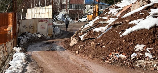 Sarı Saltuk İlkokulu Çevresinde Hafriyat Tehlikesi: Öğrenciler ve Sürücüler Risk AltındaSarı Saltuk