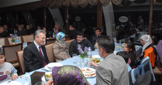 Vali Mustafa Taşkesen, Depremzede Ailelerle Yemekte Bir araya Geldi