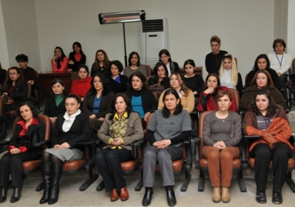 Güldoğan, Çalışan Kadınlara Kırmızı Karanfil Verdi