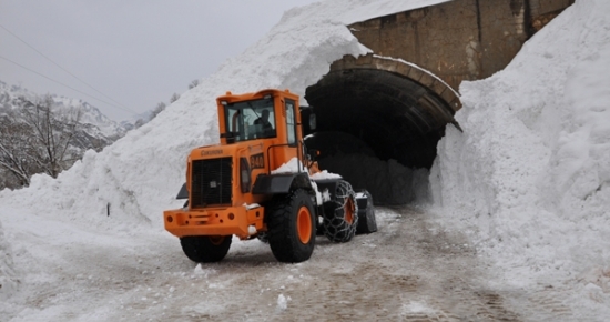 Tunceli’de kapanan yollarda çalışmalar devam ediyor