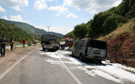 PKK, yol kesip araç yaktı