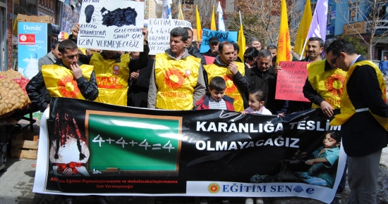 Eğitimciler ve veliler, 4+4+4’ü protesto etti