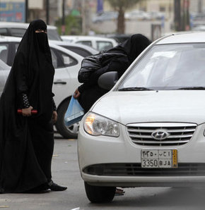 Suudi kadınlar Hillary Clinton'dan  yardım istedi