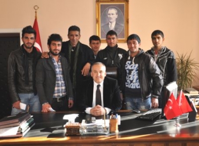 Kaymakam Türköz, Kayakçılara Ödül Verdi