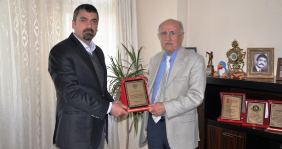 Dersimspor’dan Güyüldar’a Plaket