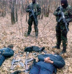 Sırp askerleri Kosova polisini kaçırdı