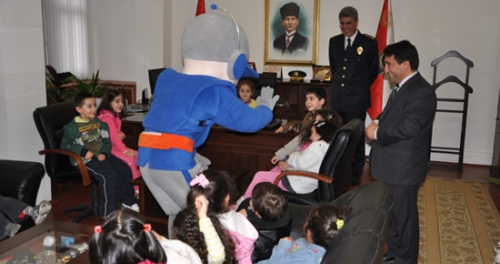 Minikler, Polislerin Bayramını Kutladı