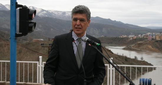 Tuncelili çocuklar polis panzeri üzerinde