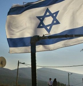 Camiye İsrail bayrağı asıldı