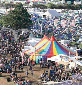 Glastonbury Festivali Yine Çamura Bulandı