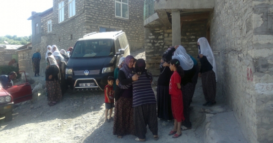 Çemişgezek’te, Vanlı depremzedeler gözyaşlarıyla uğurlandı