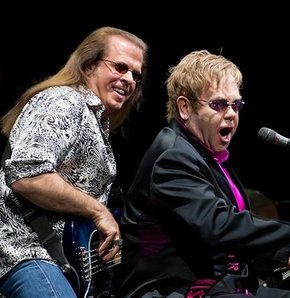 Elton John'un basçısı intihar etti