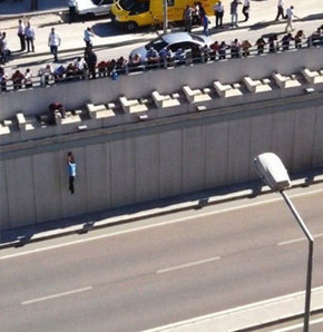 Eli kelepçeli sanığı kaçıran polislere şok!