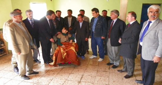 Kaymakamlıktan engelli kıza akülü tekerlekli sandalye
