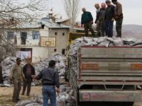 ÇEMİŞGEZEK KAYMAKAMLIĞI 515 HANEYE KÖMÜR YARDIMI YAPTI
