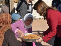 Belediye Başkanı Şahin, Mum Yakıp Lokma Dağıttı