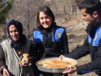 Tunceli'de Polis 'Hızır Lokması' Dağıttı