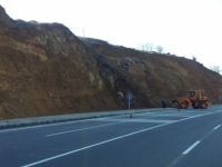 Yamaçlardan kopan kaya parçaları tehlike saçıyor!