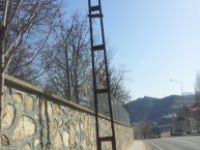 Kaldırım ortasında kalan elektrik direkleri sökülmeyi bekliyor!