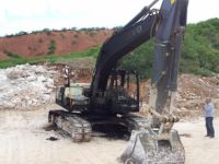 Tunceli’de bir ekskavatör yakıldı