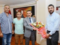 Dersimspor Kulüp Yöneticileri Vali'ye forma hediye etti