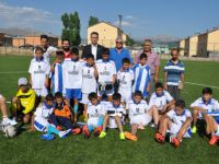 Kaymakamdan minik futbolculara krampon