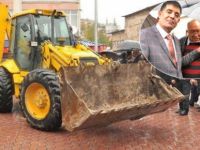 AK Partili Belediye, CHP'li Belediye'den kepçesini geri aldı