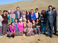 Pertek’te Kadınlar Sarımsak Ekmeye Başladı