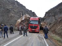 Dersim-Pülümür karayoluna kaya düştü