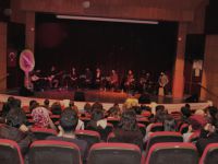 Üniversite’de Müzik dinletisi