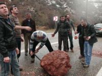 Yola düşen kayalar tehlike saçıyor