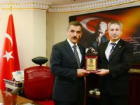 Vali Osman Kaymak`a Teşekkür Plaketi