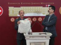 Oğlunun Kıyafetleriyle Basın Toplantısı Yaptı