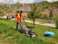 Parklarda Çim Biçme Çalışmaları Başladı