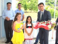 Vali Vekili Olgun Öner,öğrencilere karnelerini dağıttı