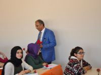 Üniversite yönetiminden öğrencilere karanfil