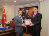 Belediye Başkanı Kırmızıçiçek’ten Vali Kaymak’a plaket