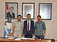 Üniversiteyi birincilikle kazanan öğrencilere başarı belgesi verildi