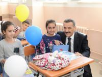 Vali Kaymak, Cumhuriyet Ortaokulunu ziyaret etti