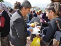 Belediye kadın çalışanları çıla yakıp niyaz dağıttı