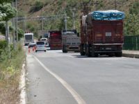 Yol ulaşıma kapandı, sürücüler mağdur oldu