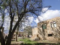 Topraklı evler yerini modern yapılara bırakıyor