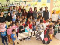 Üniversite Öğrencileri Yaptıkları Oyuncakları Çocuklara Hediye Etti