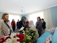 Vali Kaymak'ın eşi emine Kaymak'tan yaşlılara ziyaret