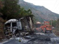 Dersim'de 1 TIR yakıldı