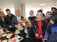 Vali Sonel, üniversite öğrencileriyle öğle yemeği yedi